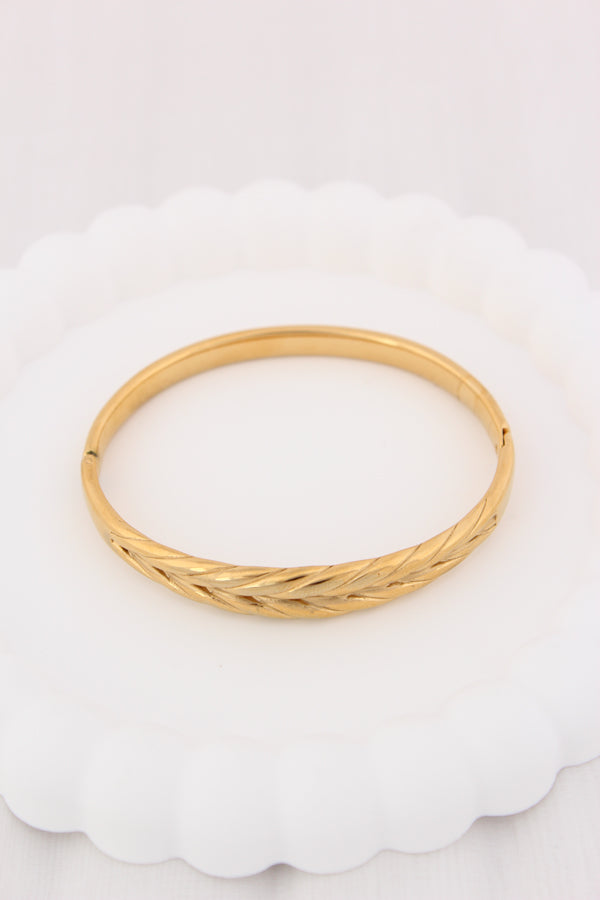 Anti Tarnish Gold Bangle With Braid Design (BA029)