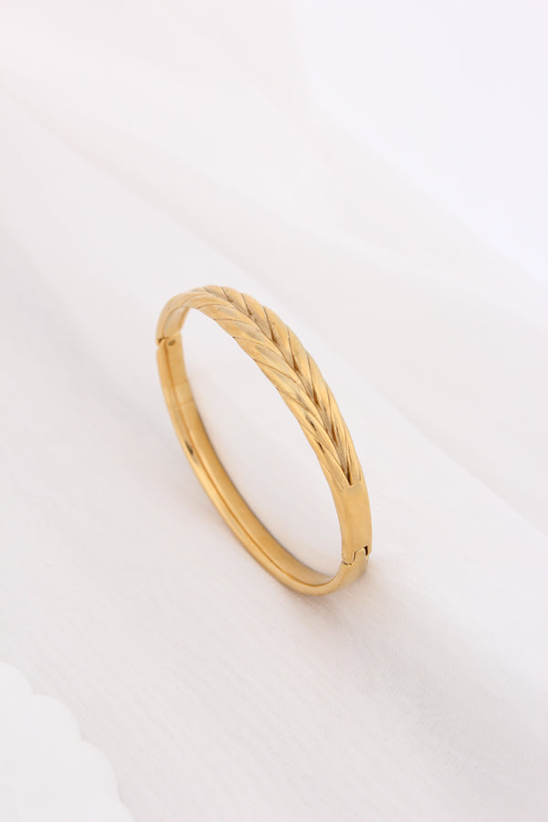 Anti Tarnish Gold Bangle With Braid Design (BA029)