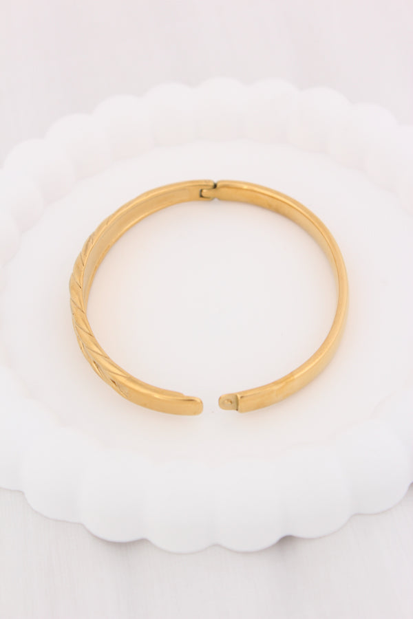 Anti Tarnish Gold Bangle With Braid Design (BA029)