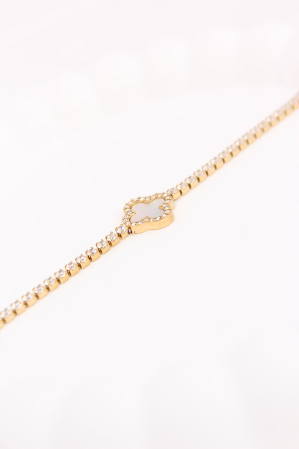 Bracelet In Simple Beauty With Clover Pendant Attached In Gold Colour (BR012-G)