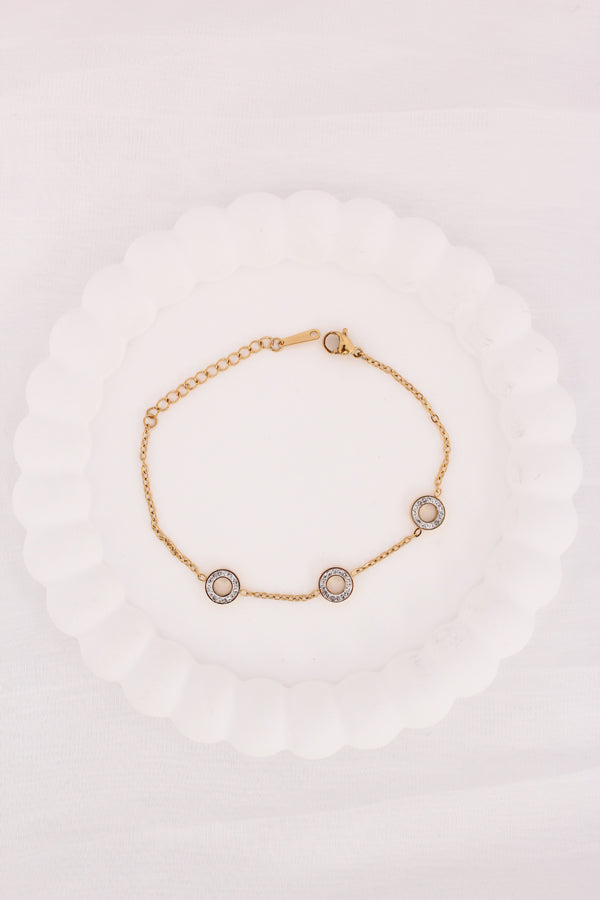 Elegant Chain Cable In Gold Polish With Pendants Attached (BR006)