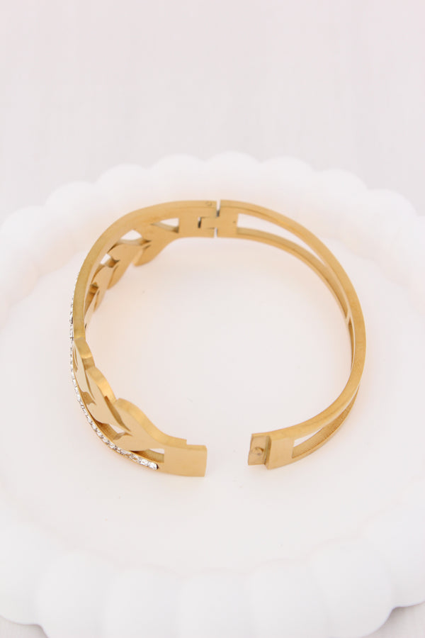 Center Lock Design Gold Bangle In Stainless Steel (ESBA046)