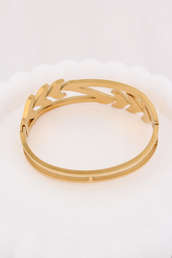 Center Lock Design Gold Bangle In Stainless Steel (ESBA046)