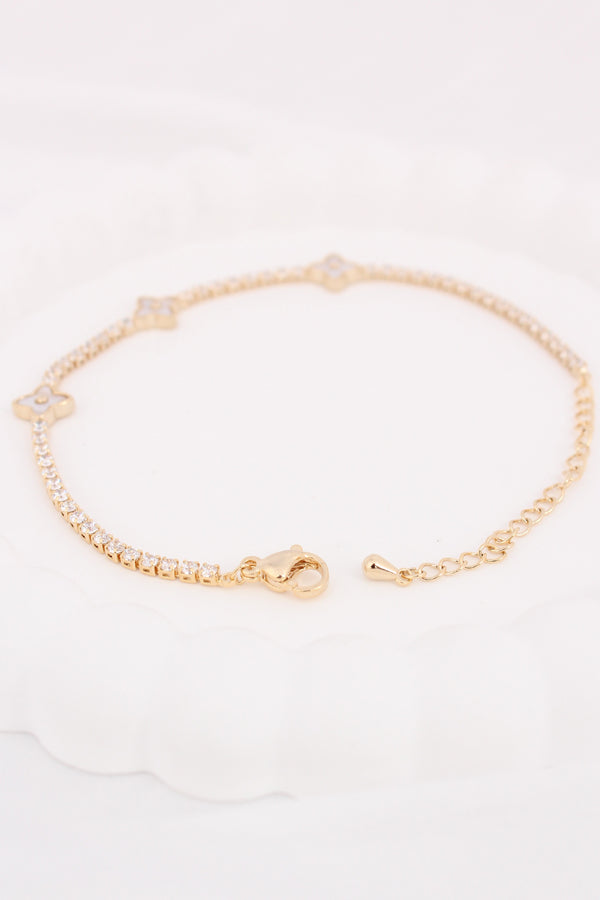 Narrow Gold Anti Tarnish Bracelet With Clovers Attached (BR013-G)