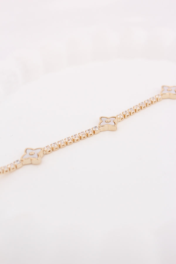Narrow Gold Anti Tarnish Bracelet With Clovers Attached (BR013-G)