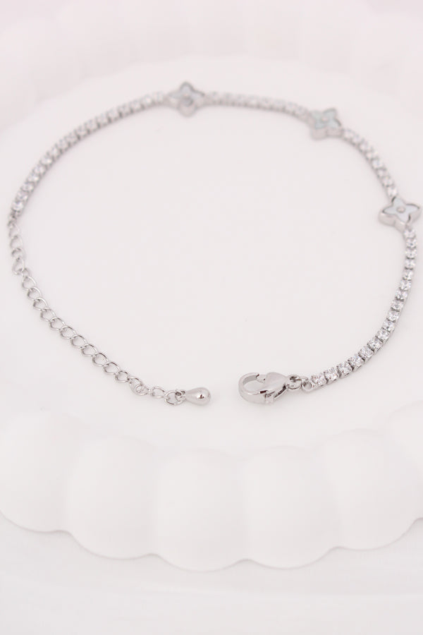 Narrow Silver Anti Tarnish Bracelet With Clovers Attached (BR013-S)