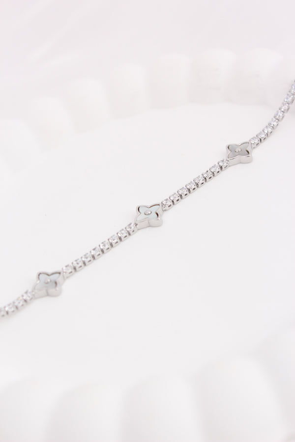 Narrow Silver Anti Tarnish Bracelet With Clovers Attached (BR013-S)