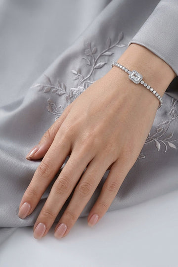 Simple Beauty Bracelet In Gold Polish With Center Stone Attached (BR019-G)