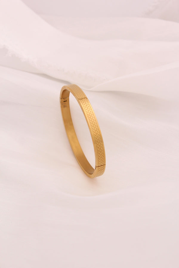 Simple Gold Bangle In Anti Tarnish With Braid Design (BA039)