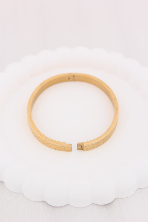 Stainless Steel Gold Bangle With Twist Design (BA040)