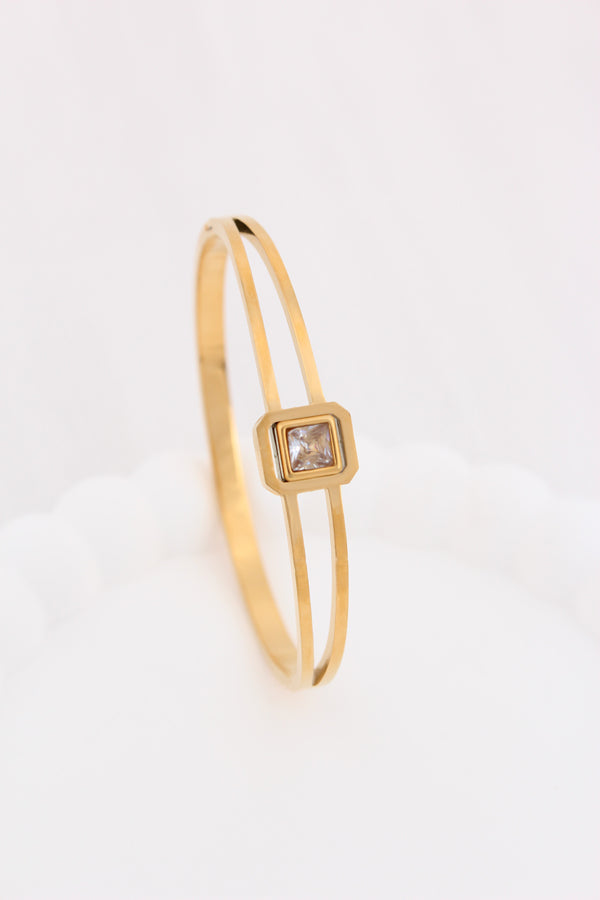 Stainless Steel in Gold Polish With Large Center Stone (BA023)