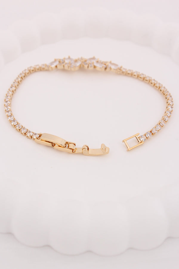 Stunning And Elegant Bracelet With Flower Design Attached (BR024-G)