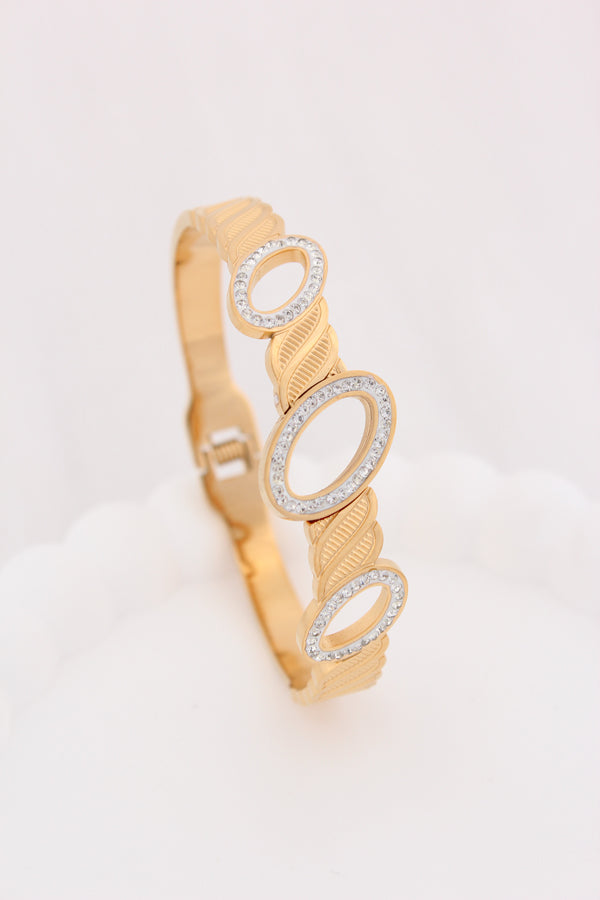 Center Flower Design Bangle In Gold Stainless Steel (ESBA052)